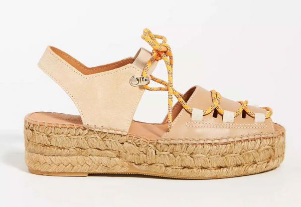 Espadril dengan Aksen Renda yang Romantis